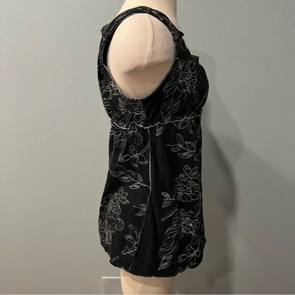 BCBGMaxazria Embroidered Floral Black & White Sleeveless Blouse Size XL - Picture 4 of 7
